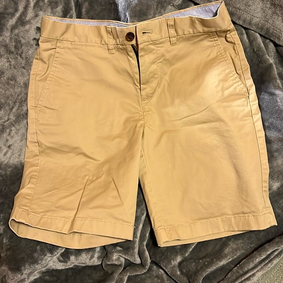 Tommy Hilfiger khaki shorts size 30/9”. NWOT - Picture 1 of 6